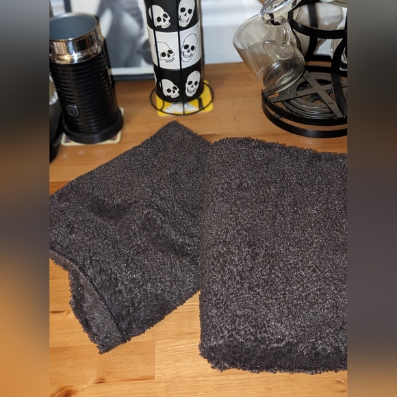 Pair of perfect brown fuzzy pillow cases - Picture 6 of 6